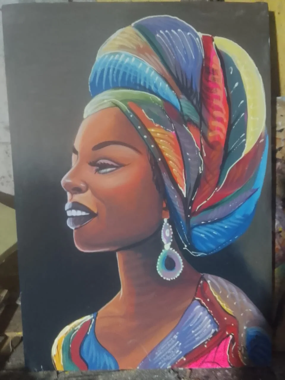 Peinture originale : portrait de profil d'une femme souriante coiffée d'un foulard multicolore sur fond noir